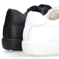 Zapatilla niños colegial sin cordones y puntera reforzada en piel lavable.