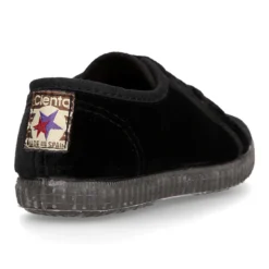 Zapatilla niños con cordones y puntera en terciopelo.