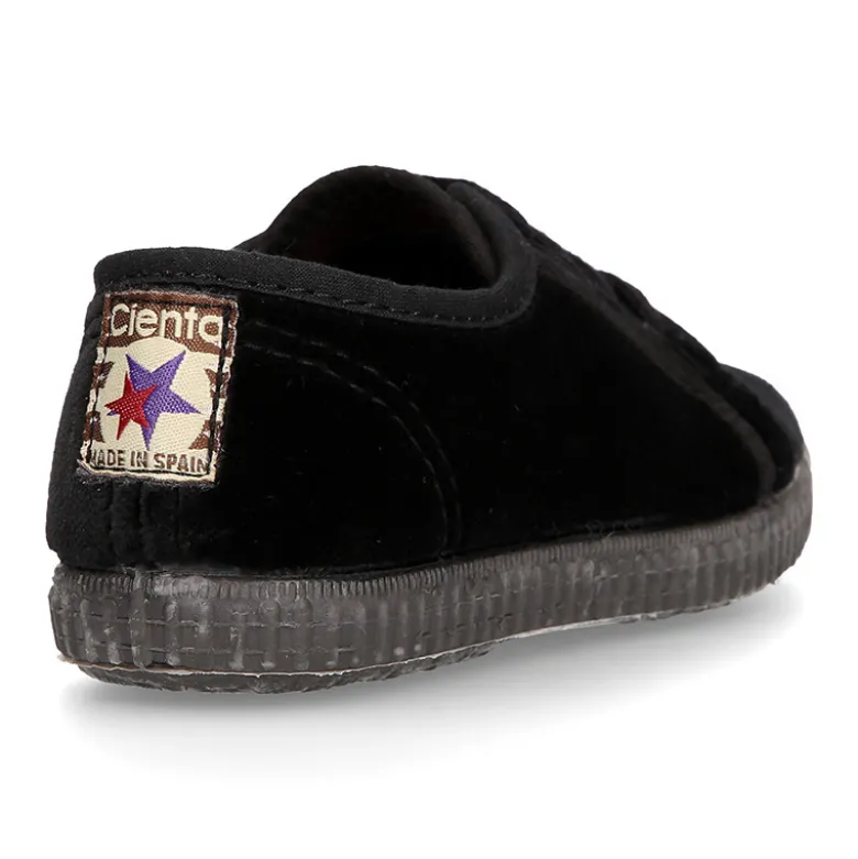 Zapatilla niños con cordones y puntera en terciopelo.