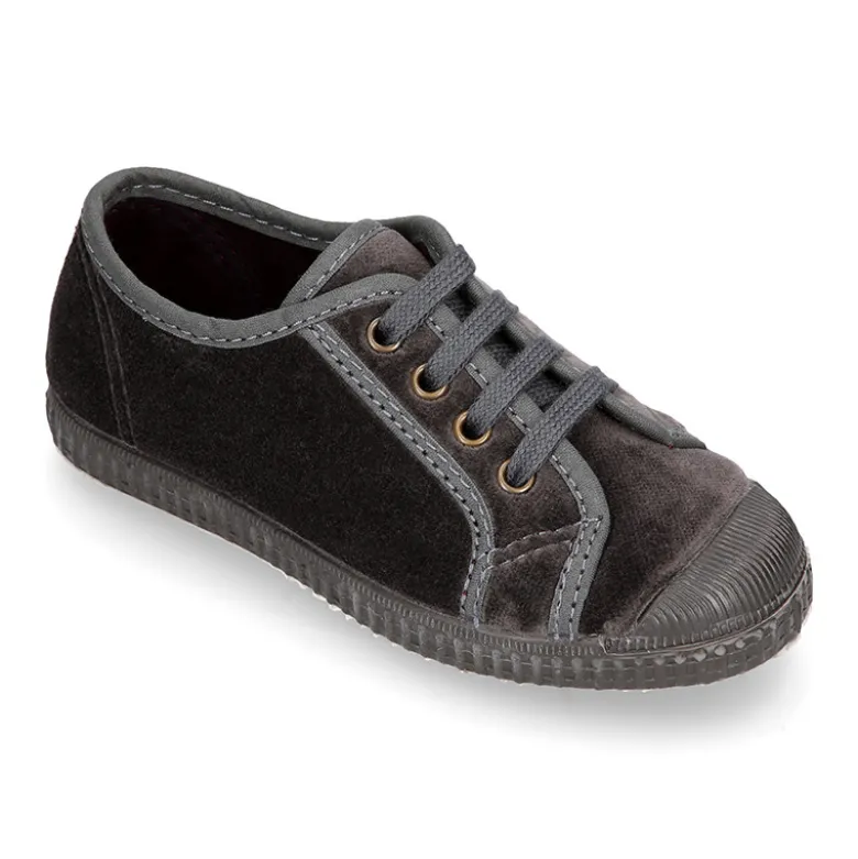 Zapatilla niños con cordones y puntera en terciopelo.