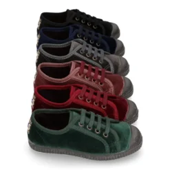 Zapatilla niños con cordones y puntera en terciopelo.