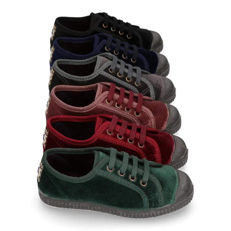 Zapatilla niños con cordones y puntera en terciopelo.