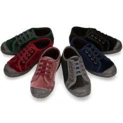 Zapatilla niños con cordones y puntera en terciopelo.