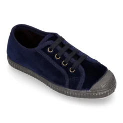 Zapatilla niños con cordones y puntera en terciopelo.