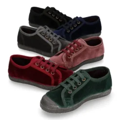 Zapatilla niños con cordones y puntera en terciopelo.