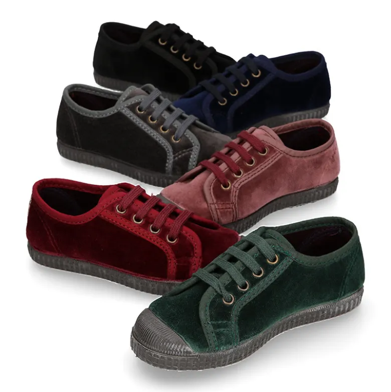 Zapatilla niños con cordones y puntera en terciopelo.