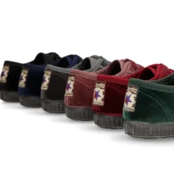 Zapatilla niños con cordones y puntera en terciopelo.