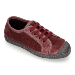Zapatilla niños con cordones y puntera en terciopelo.