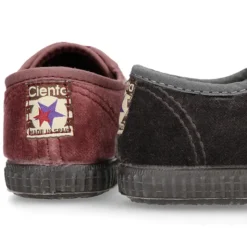 Zapatilla niños con cordones y puntera en terciopelo.