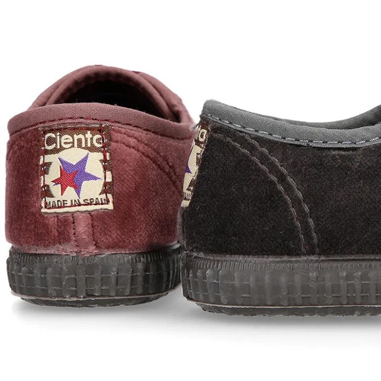 Zapatilla niños con cordones y puntera en terciopelo.