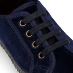 Zapatilla niños con cordones y puntera en terciopelo.