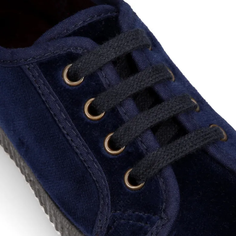Zapatilla niños con cordones y puntera en terciopelo.