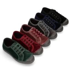 Zapatilla niños con cordones y puntera en terciopelo.