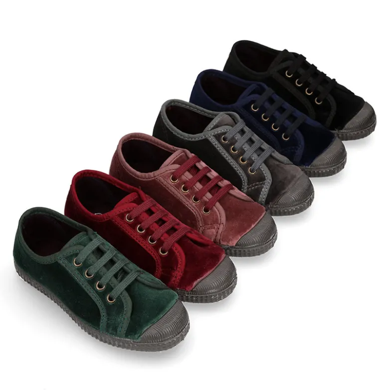 Zapatilla niños con cordones y puntera en terciopelo.