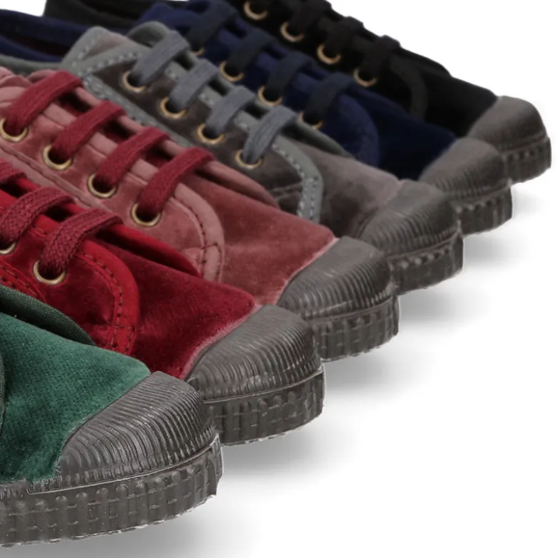 Zapatilla niños con cordones y puntera en terciopelo.