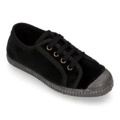 Zapatilla niños con cordones y puntera en terciopelo.