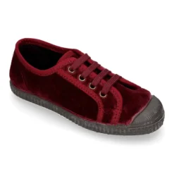 Zapatilla niños con cordones y puntera en terciopelo.