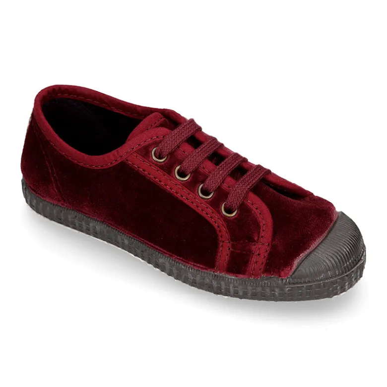 Zapatilla niños con cordones y puntera en terciopelo.