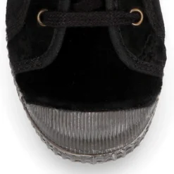 Zapatilla niños con cordones y puntera en terciopelo.