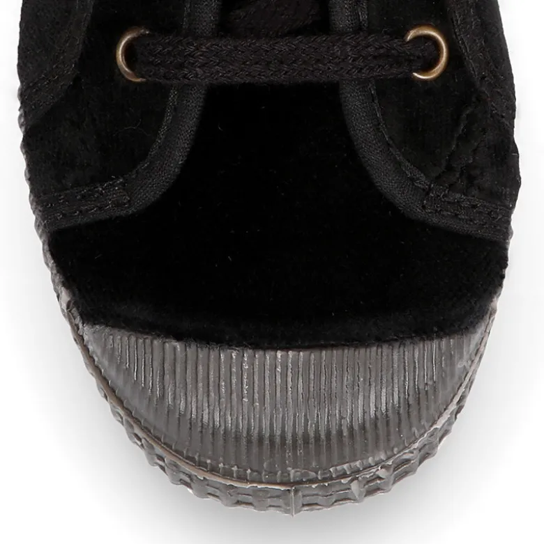 Zapatilla niños con cordones y puntera en terciopelo.