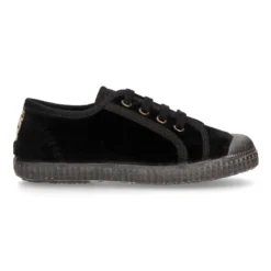 Zapatilla niños con cordones y puntera en terciopelo.