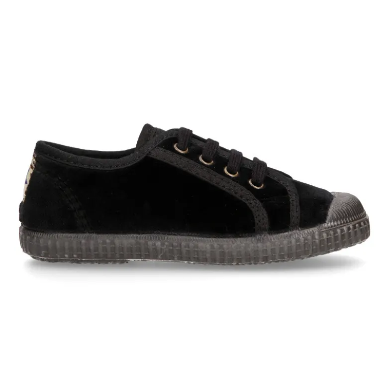 Zapatilla niños con cordones y puntera en terciopelo.