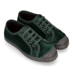 Zapatilla niños con cordones y puntera en terciopelo.
