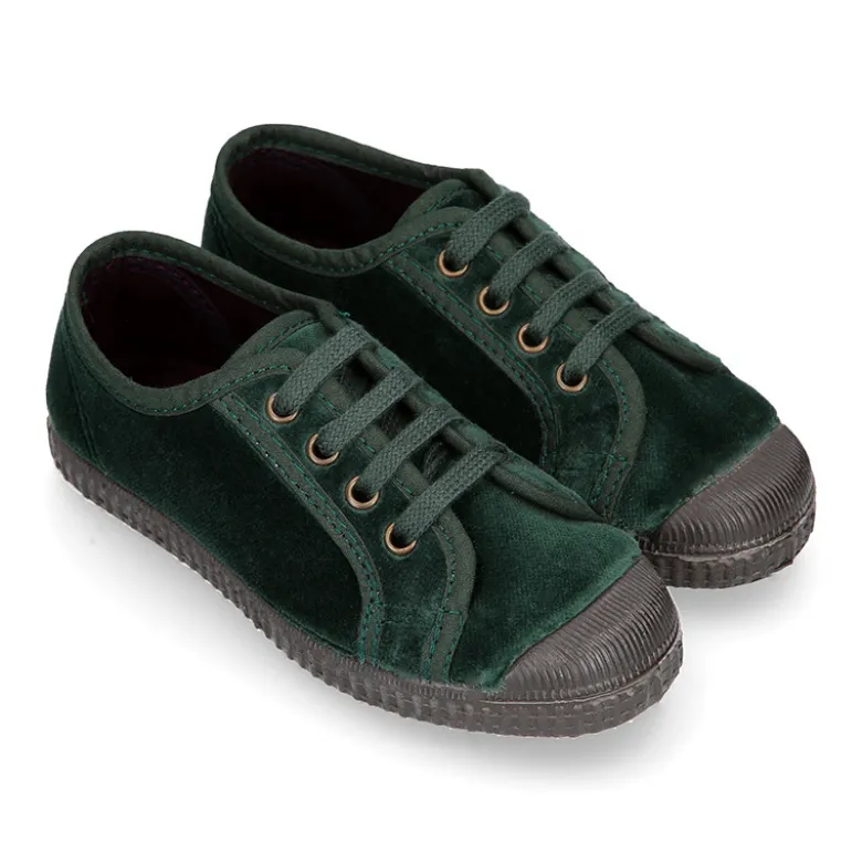 Zapatilla niños con cordones y puntera en terciopelo.