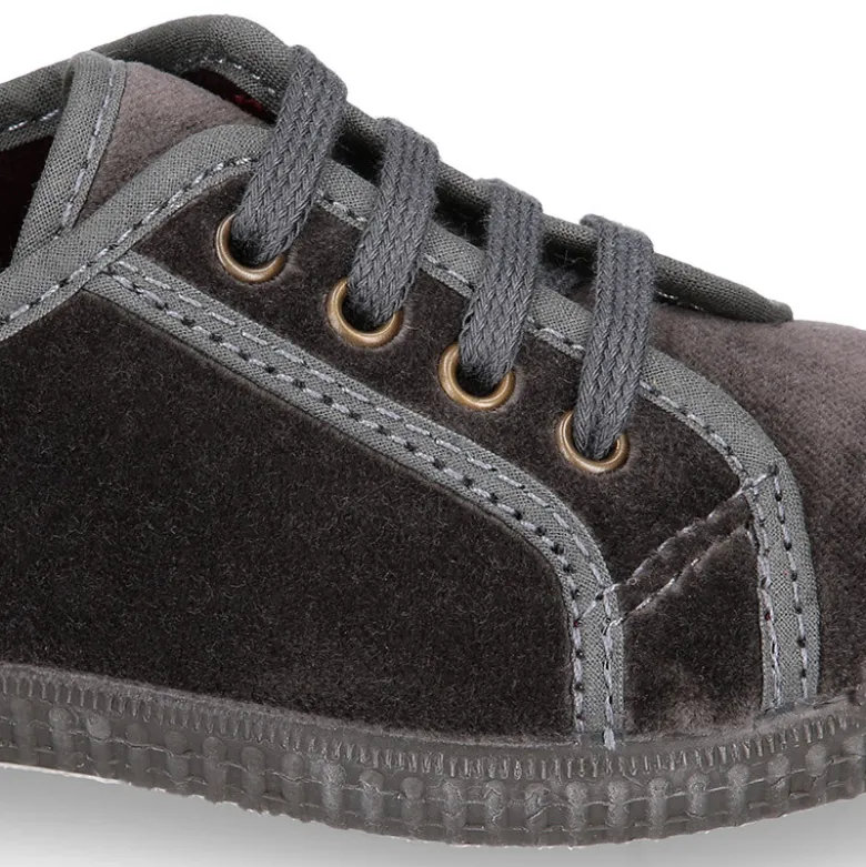Zapatilla niños con cordones y puntera en terciopelo.