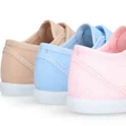 Zapatilla niños con puntera y cordones elásticos en lona en colores pastel.