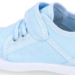 Zapatilla niños con puntera y cordones elásticos en lona en colores pastel.