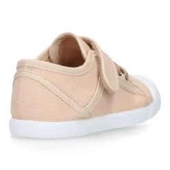 Zapatilla niños con puntera y cordones elásticos en lona en colores pastel.