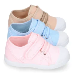 Zapatilla niños con puntera y cordones elásticos en lona en colores pastel.