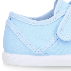 Zapatilla niños con puntera y cordones elásticos en lona en colores pastel.