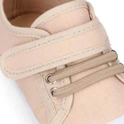 Zapatilla niños con puntera y cordones elásticos en lona en colores pastel.