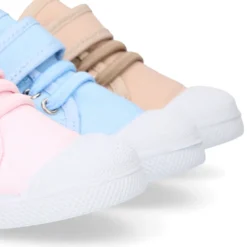 Zapatilla niños con puntera y cordones elásticos en lona en colores pastel.