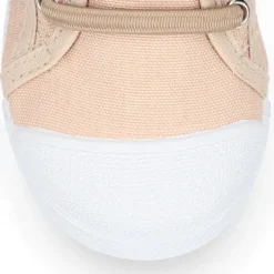 Zapatilla niños con puntera y cordones elásticos en lona en colores pastel.