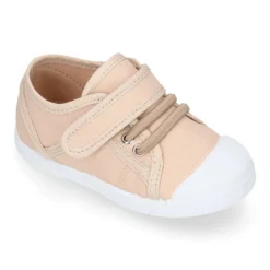 Zapatilla niños con puntera y cordones elásticos en lona en colores pastel.