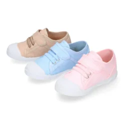 Zapatilla niños con puntera y cordones elásticos en lona en colores pastel.