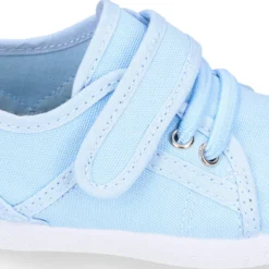 Zapatilla niños con puntera y cordones elásticos en lona en colores pastel.
