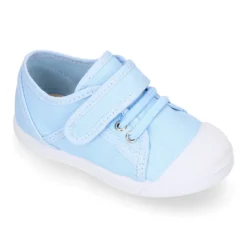 Zapatilla niños con puntera y cordones elásticos en lona en colores pastel.