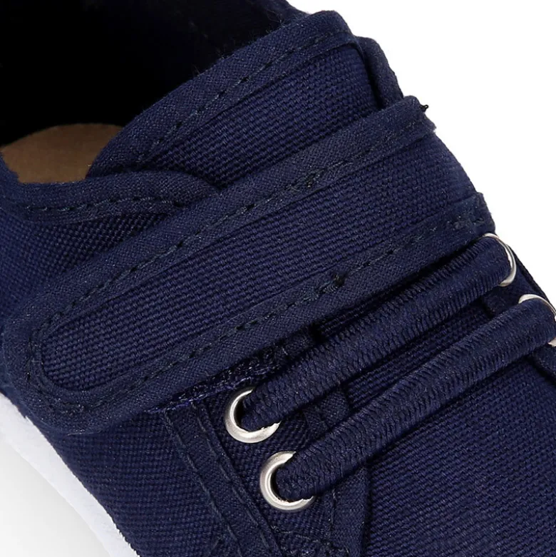 Zapatilla niños con puntera y cordones elásticos en lona algodón.
