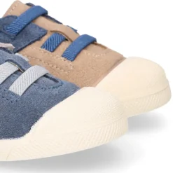 Zapatilla niños con puntera y cordones elásticos en piel serraje.