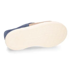Zapatilla niños con puntera y cordones elásticos en piel serraje.