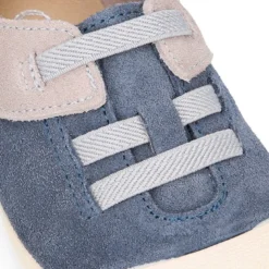 Zapatilla niños con puntera y cordones elásticos en piel serraje.
