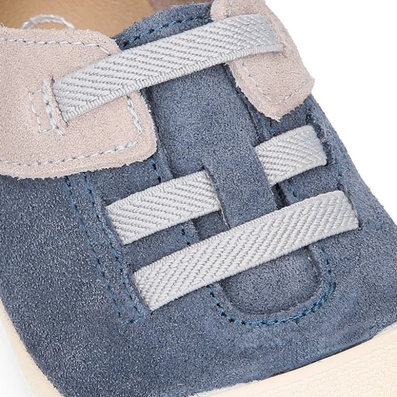 Zapatilla niños con puntera y cordones elásticos en piel serraje.