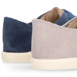 Zapatilla niños con puntera y cordones elásticos en piel serraje.