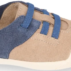 Zapatilla niños con puntera y cordones elásticos en piel serraje.