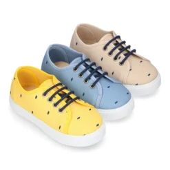 Zapatilla niños en ALGODÓN FANTASÍA para vestir con cordones.
