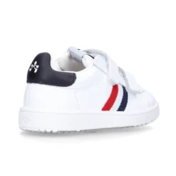 Zapatilla niño sin cordones con bandera en piel lavable.